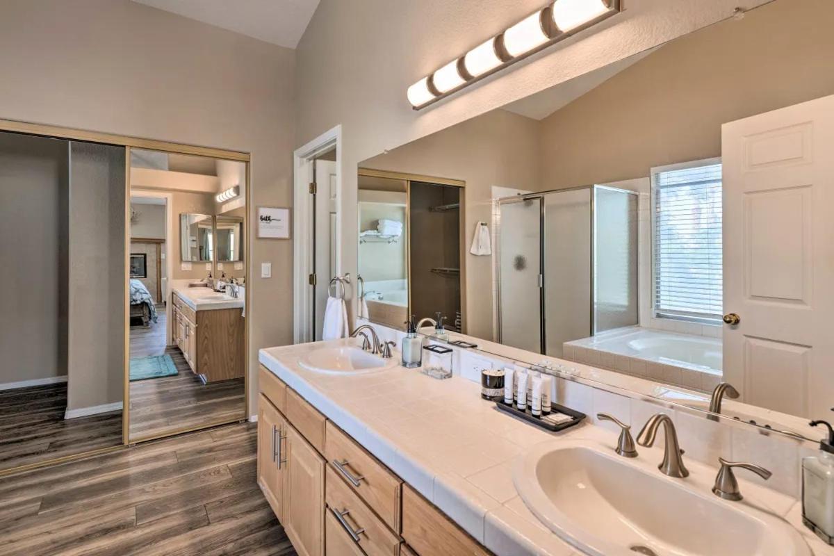 Villa A Beautiful House With Hot Tub, Grill & Games! Las Vegas Esterno foto
